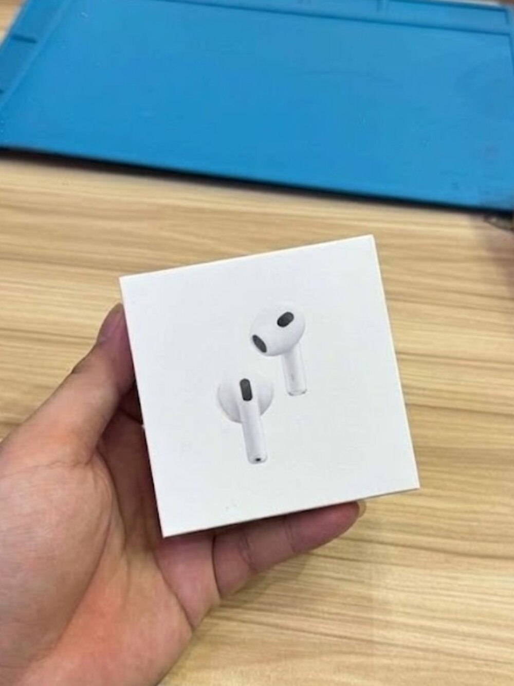Sealed Apple 4th Generation Wireless In-Ear Headset Active Noise Cancellation
